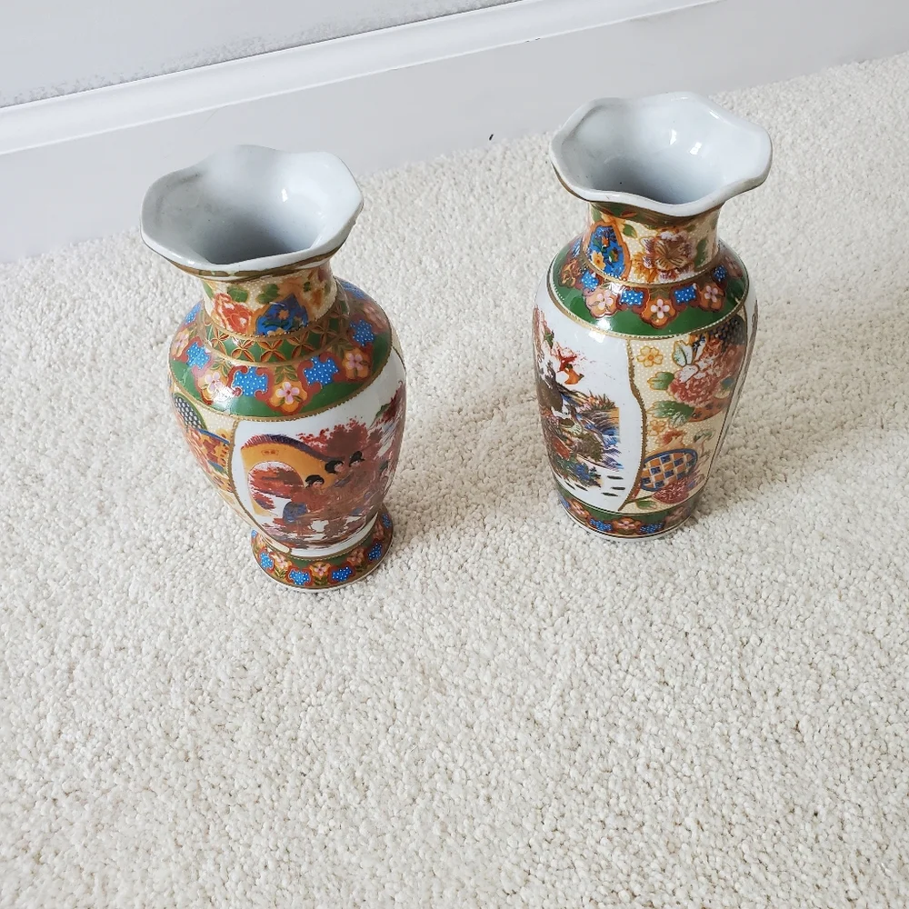 Vintage Pair of Asian Vases with scalloped top - Set of 2